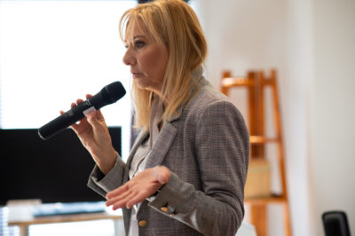Tania Lafore, formatrice en PNL et hypnose, coach professionnelle à Annecy, formation Maître Praticien PNL à Annecy